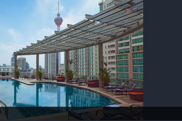 مسبح فندق أسكوت كوالالمبور في الهواء الطلق | Ascott KL Pool مسبح فندق أسكوت كوالالمبور مع إطلالة خلابة على أفق مدينة كوالالمبور